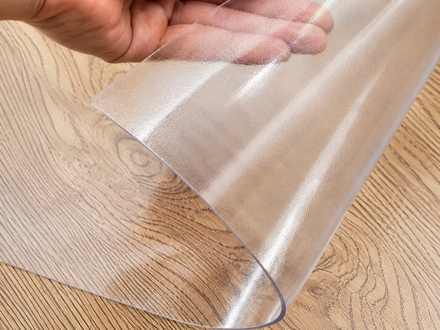 Zacht glas 1,5 mm mat — satijnen, gestructureerde plaat opgetild boven het blad