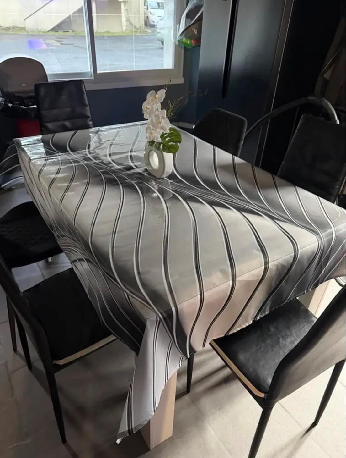 Mat uitgerold op een gestreept tafelkleed — beschermt de stof op de eettafel