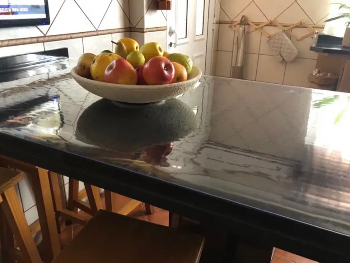 Keukeneiland met blad in marmerlook — een schaal appels en peren staat op de mat