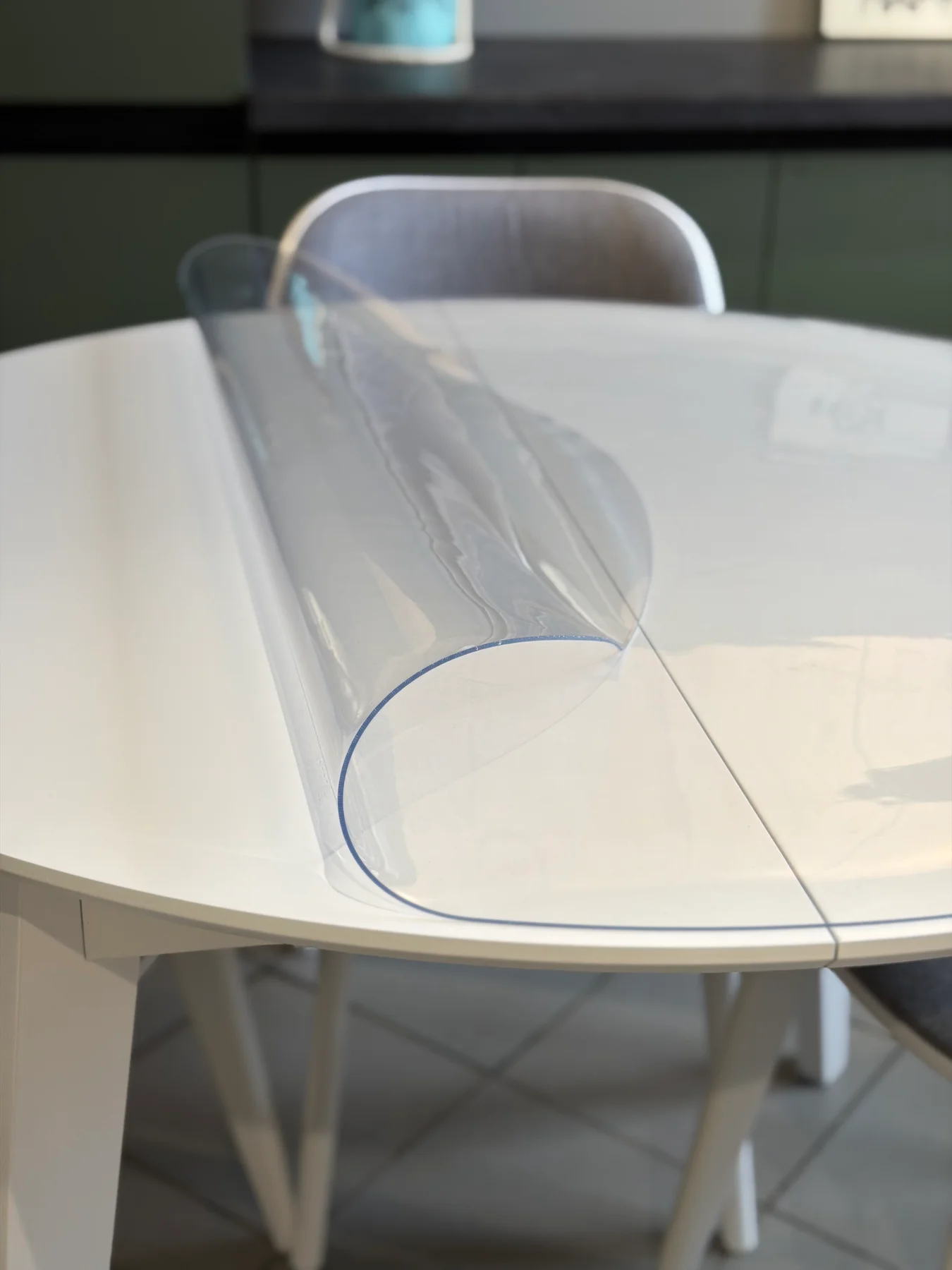 Transparante mat passend op een ronde houten tafel