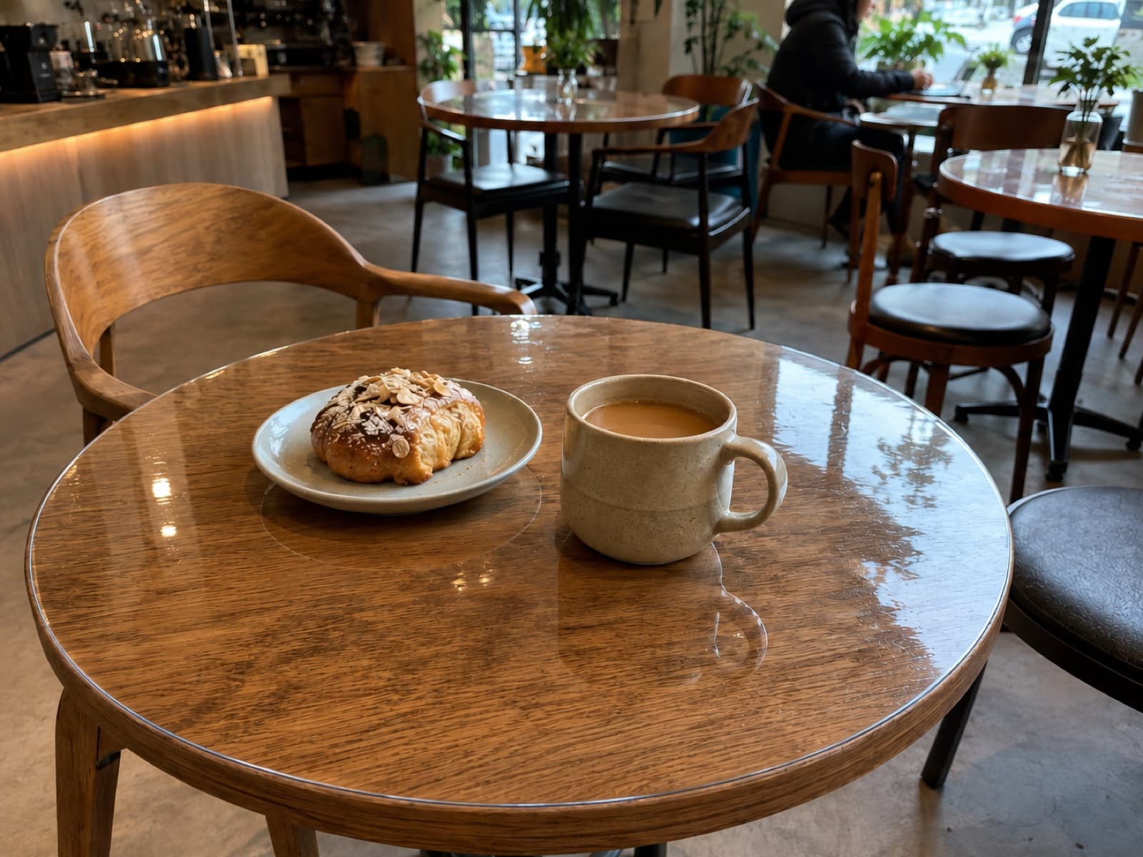 Cafétafeltjes beschermd door transparante mat van zacht glas